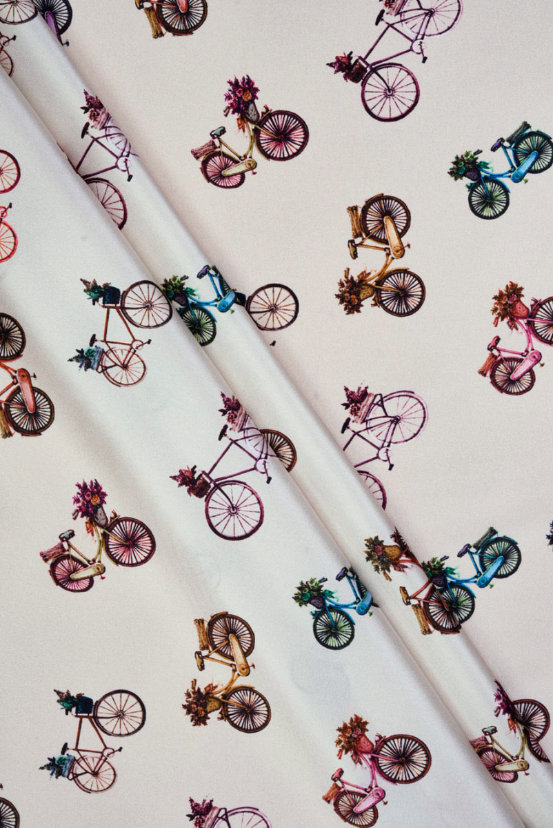 Satyna jedwabna rowery na kremowym tle