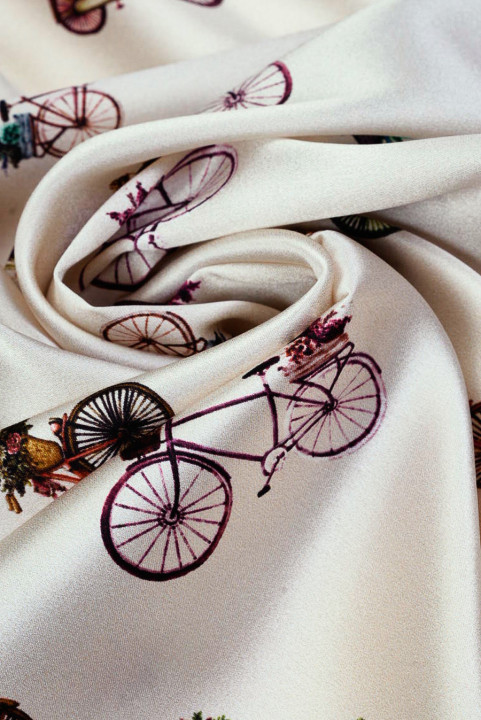 Satén de seda con bicicletas sobre fondo crema