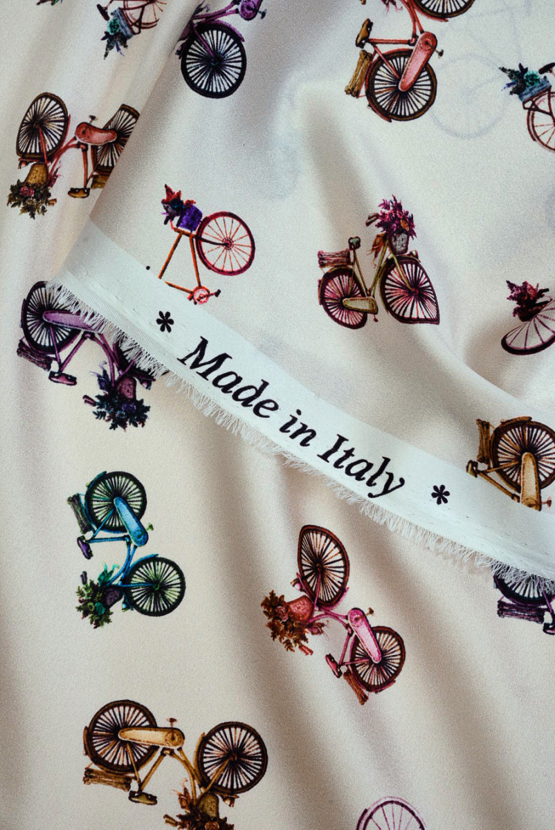 Satyna jedwabna rowery na kremowym tle