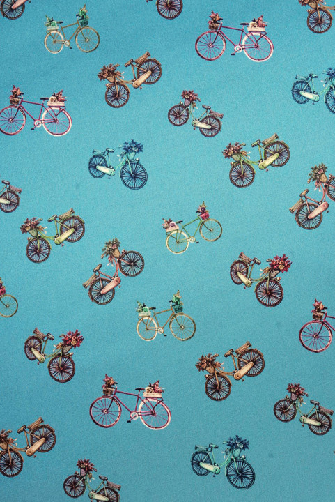 Silkesatin cykler på jeansbaggrund
