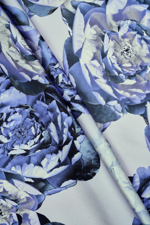 Zīda audums ar violetiem ziediem