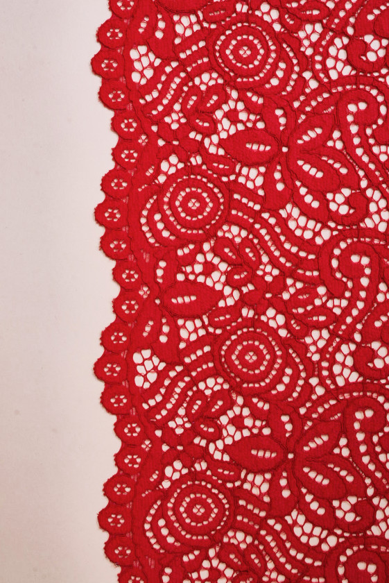 Encaje con algodón rojo