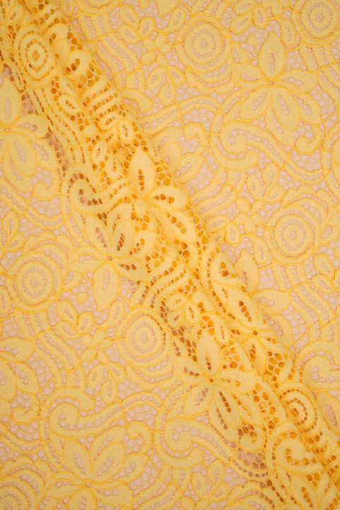 Encaje con algodón amarillo