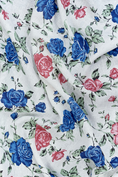Kremhør hør med rosenblomster