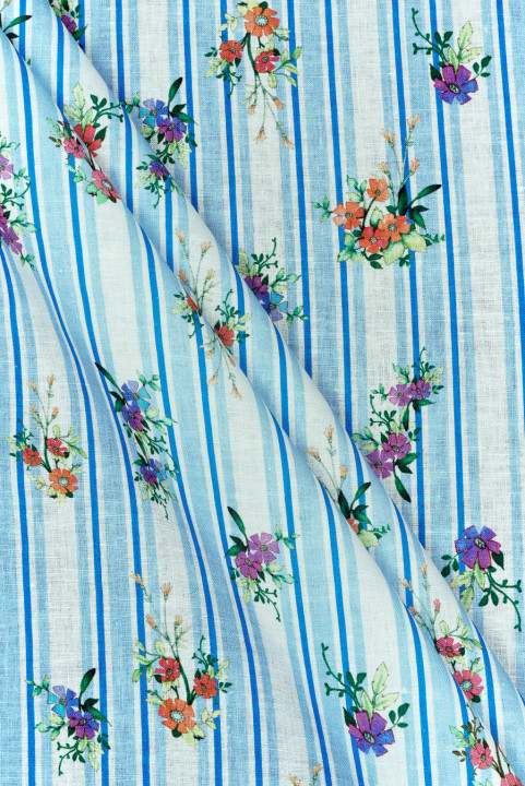 Len csíkokkal és virágokkal