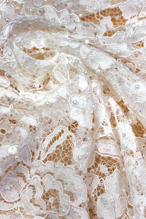 Dentelle crème brodée de fleurs et de perles