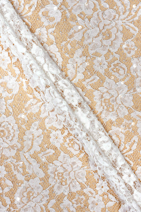 Dentelle crème brodée de fleurs et de perles