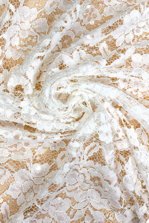 Dentelle crème brodée de fleurs et de perles