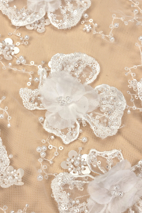 Ekskluzīvs krēmkrāsains tills ar 3D ziediem