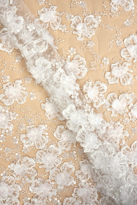 Tulle crème exclusif à fleurs 3D