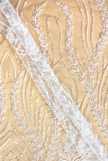 Exkluzív krém tüll növényi mintával