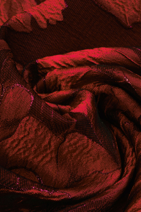Jacquard rouge à grandes fleurs