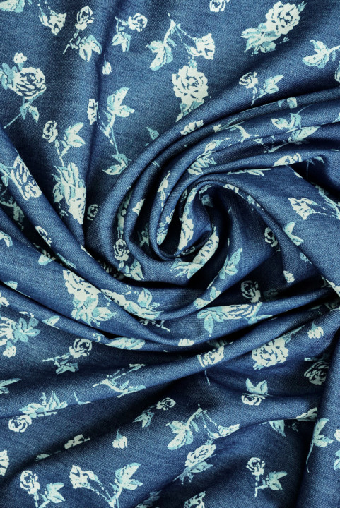 Jeans-Hemdstoff mit weißen Blumen