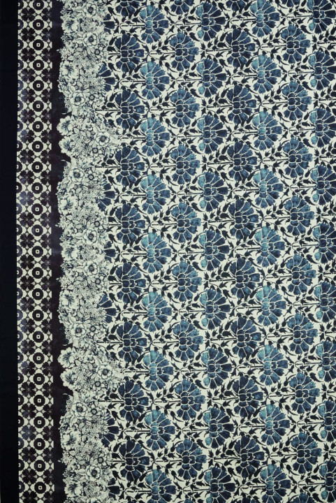 Batiste de algodón con flores azul marino y borde