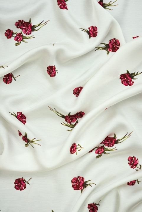 Viskosesatin creme med små roser