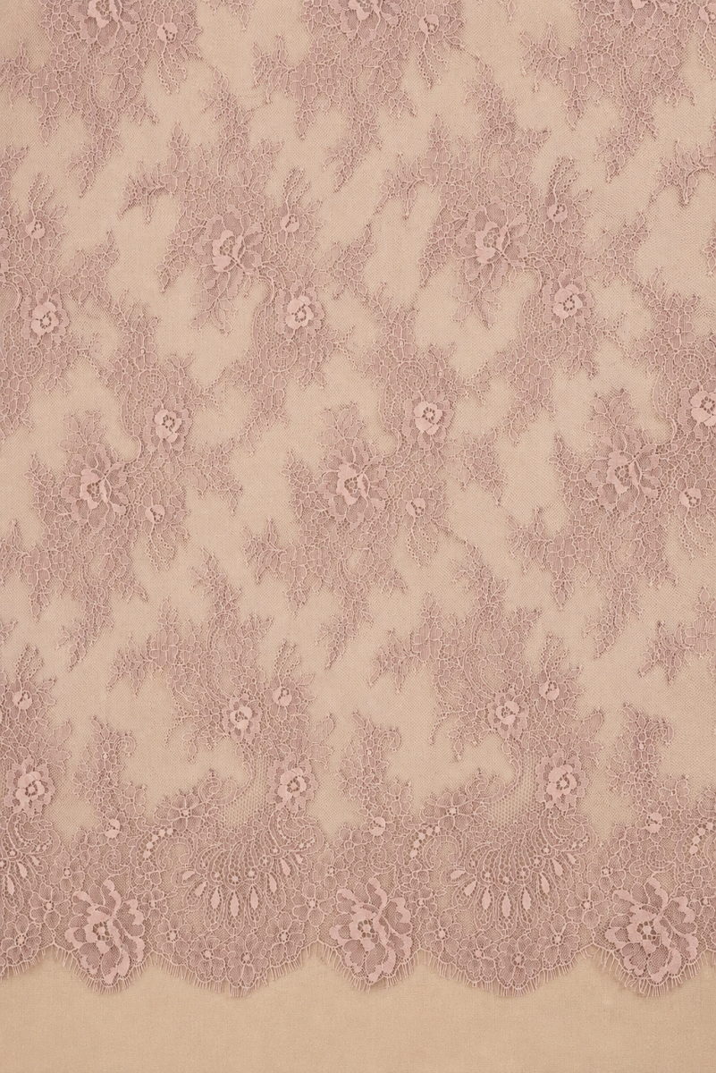 Franse kant in vuilroze