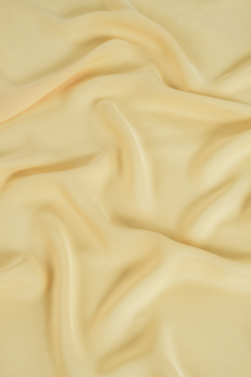 Kreppet silke i beige KUPON 60 cm
