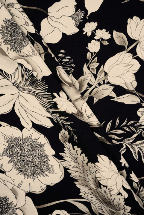 Silkesatin med beige blomster