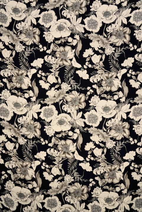 Seidensatin mit beigen Blumen