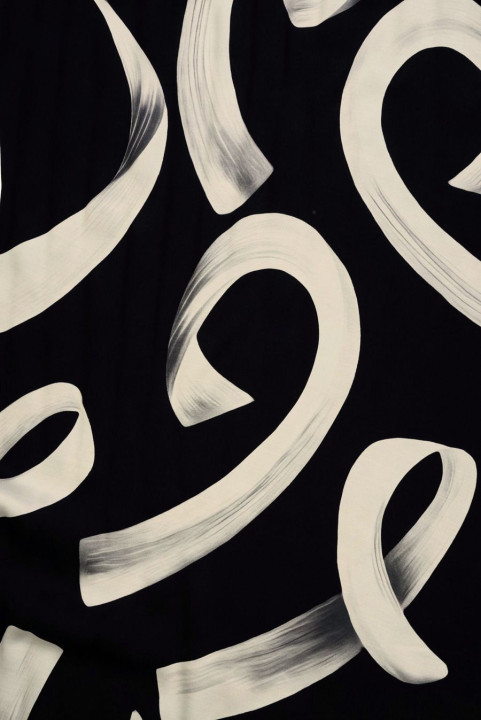 Satin de viscose noir à motifs beiges
