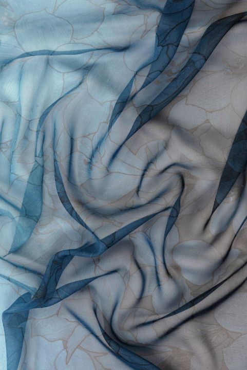 Geverfd zijden chiffon met bloemenmotief in blauw