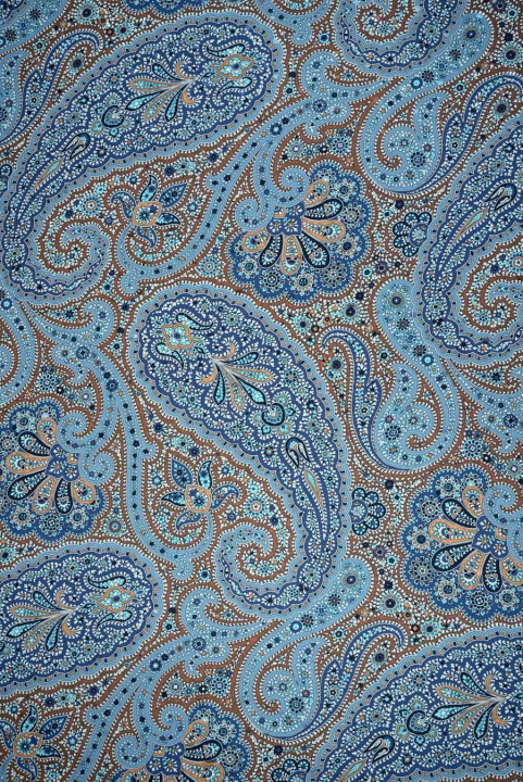 Saten de seda azul con estampado paisley