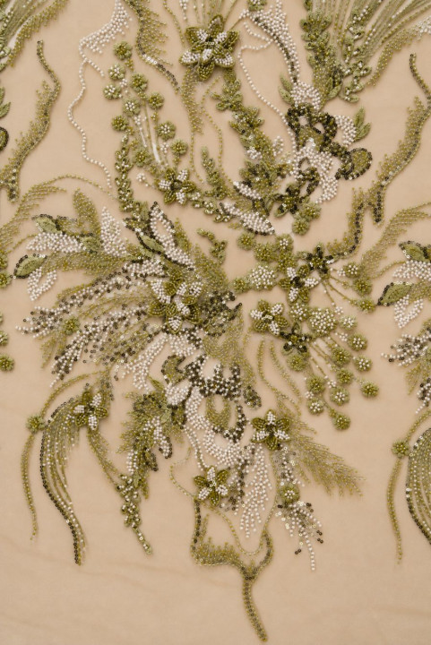 Tyl i perlebroderi i blomster oliven
