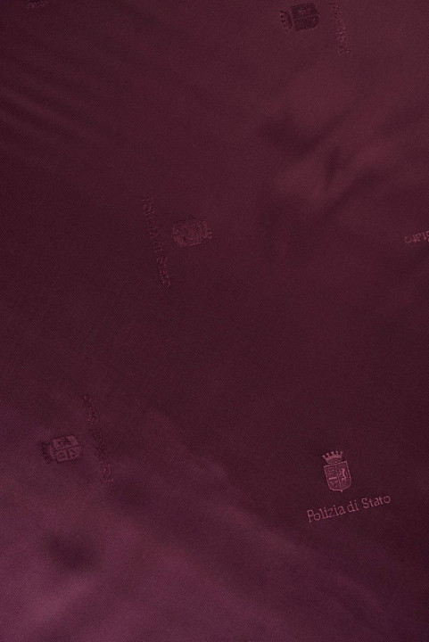 Signeret for i mørk bordeaux-vinrød