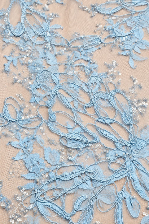 Französische Spitze mit Perlen hellblau KUPON 150cm