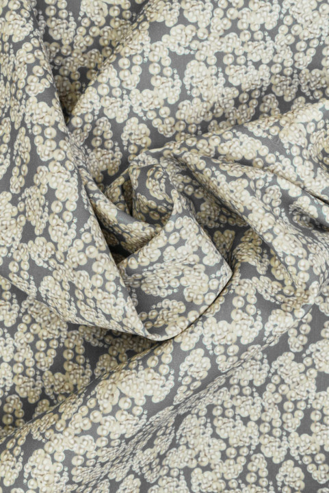 Tissu tailleur en laine avec soie, motif perles sur fond gris