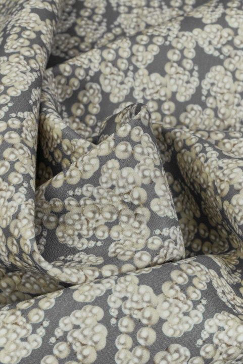 Tissu tailleur en laine avec soie, motif perles sur fond gris
