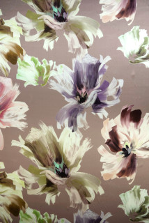 Satén de seda con grandes flores