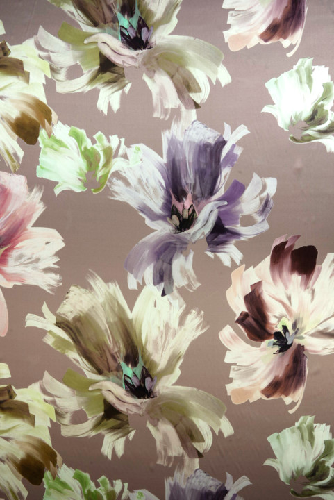 Seidensatin mit großen Blumen