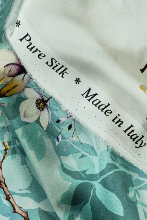 Šilkinis satinas su gėlėmis