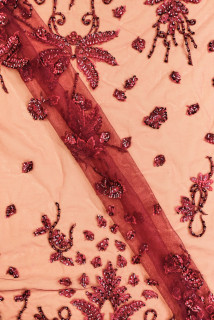 Broderie sur tulle rouge avec sequins et perles