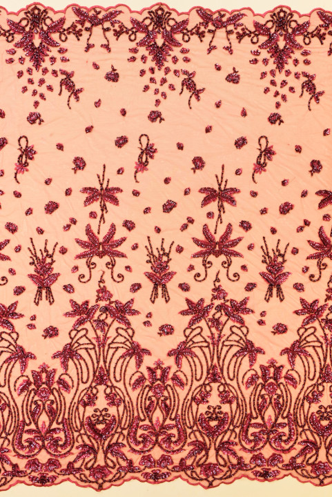 Broderie sur tulle rouge avec sequins et perles