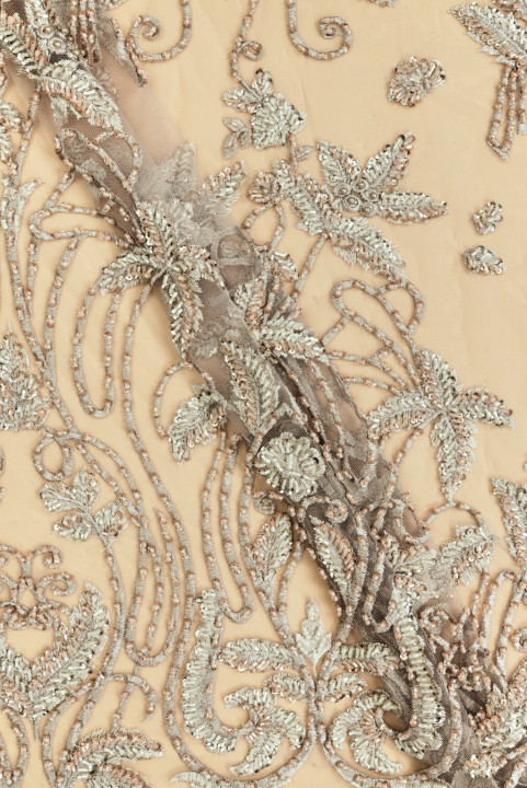 Ricamo su tulle grigio-beige con perline e paillettes