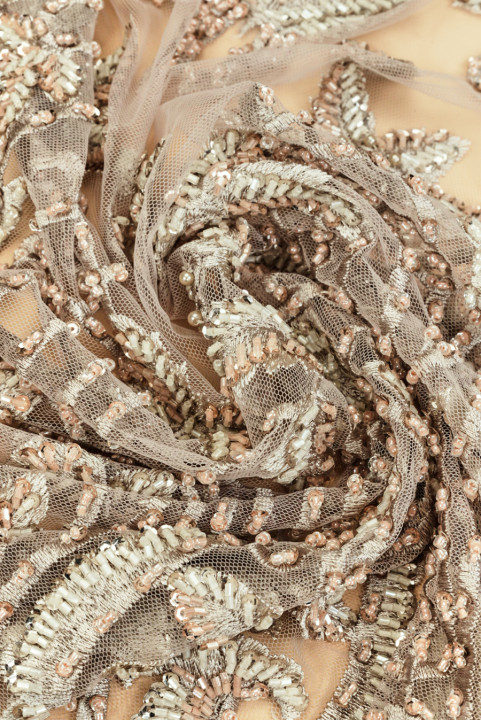 Bordado sobre tul gris-beige con cuentas y lentejuelas