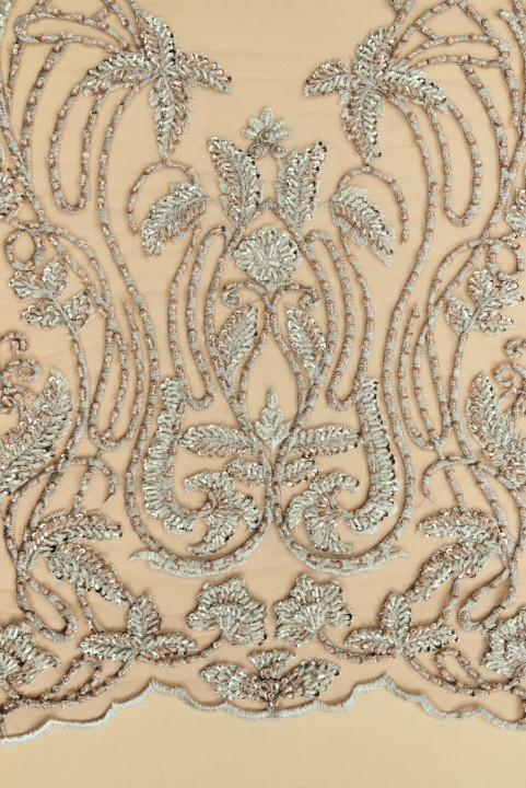 Ricamo su tulle grigio-beige con perline e paillettes