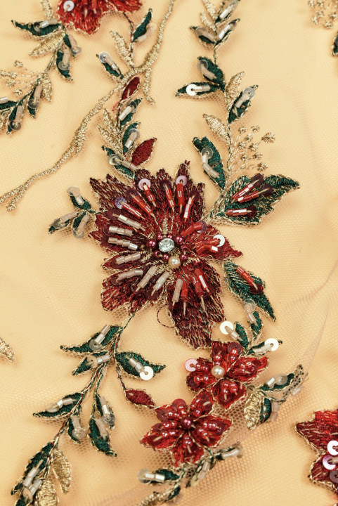 Tvillingfärgade broderade blommor på tyll med pärlor