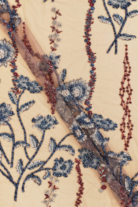 Broderad blomstertyll rikt dekorerad