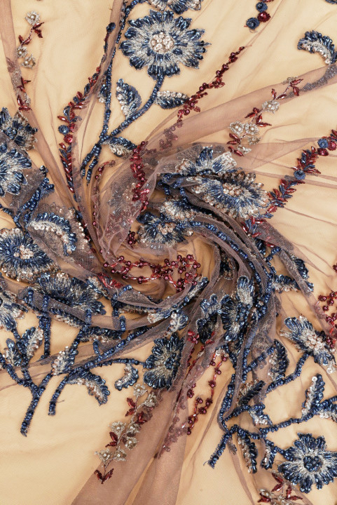 Broderie florale sur tulle richement ornée