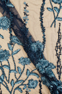 Bestickter Tüll in Marineblau mit reich verziertem Blumenmuster