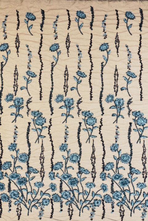 Bestickter Tüll in Marineblau mit reich verziertem Blumenmuster