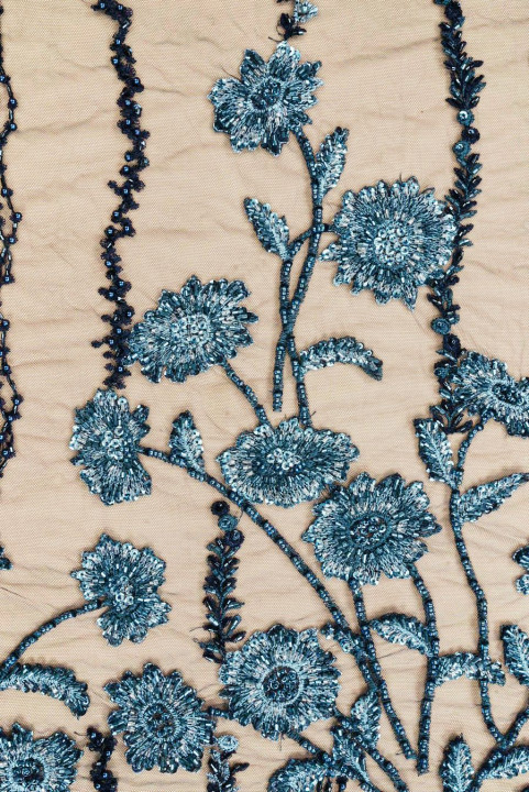 Broderie pe tiul bleumarin cu model floral, bogat decorată