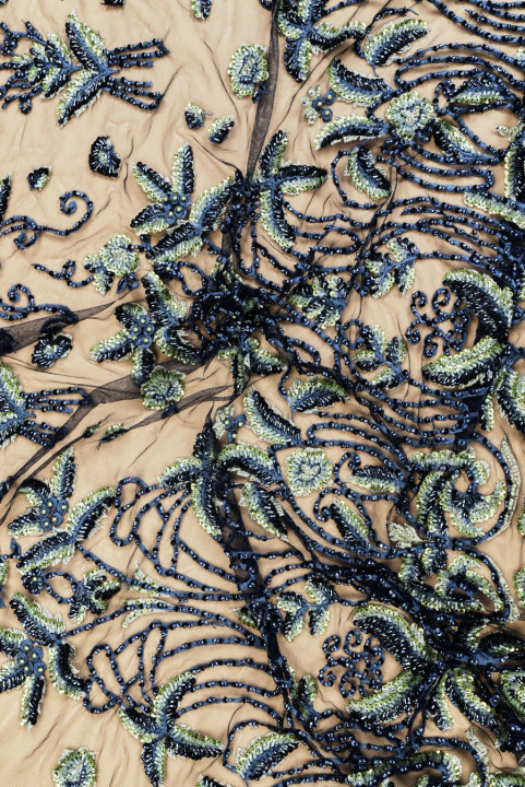 Broderi på tyll i blågrøn med perler og palietter
