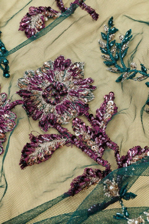 Broderi på tyll i grøn med blomster, rigt dekoreret