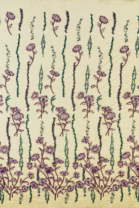 Bestickter Tüll in Grün mit reich verzierten Blumenmotiven