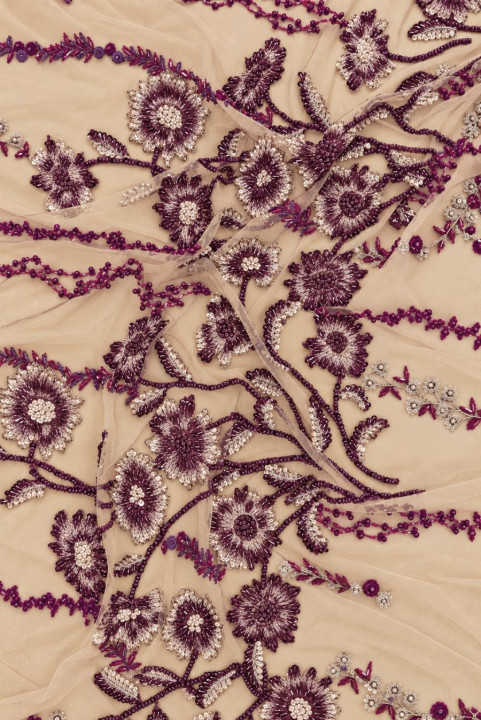Broderie sur tulle fleurs richement ornée