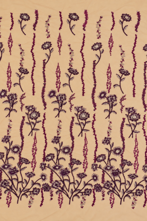 Broderet tulle med rigt dekorerede blomster